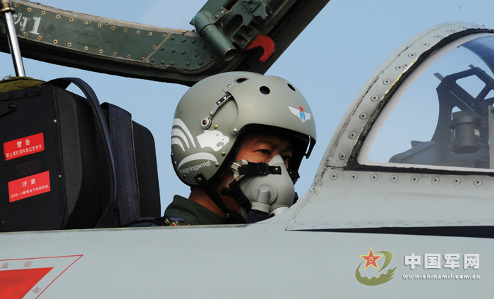 我軍赴俄參演戰(zhàn)機(jī)首訓(xùn) 飛行員頭盔涂豹頭圖案