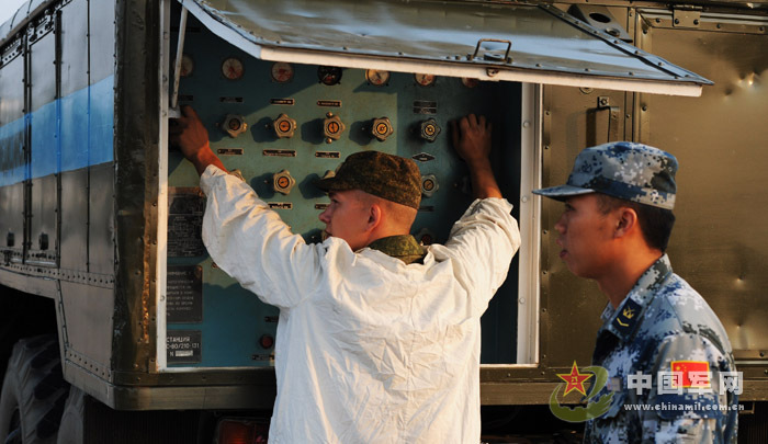 我軍赴俄參演戰(zhàn)機(jī)首訓(xùn) 飛行員頭盔涂豹頭圖案