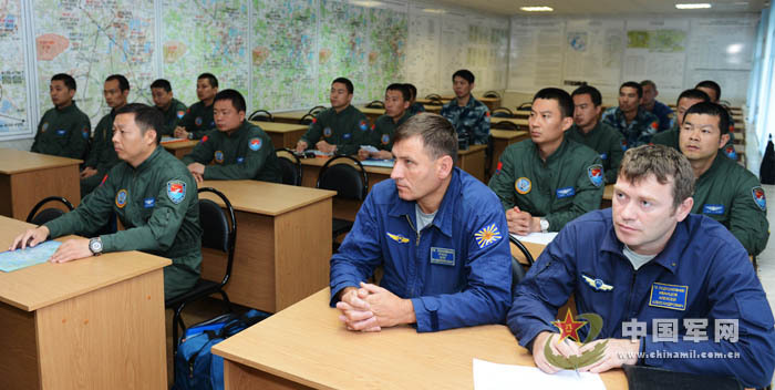 我軍赴俄參演戰機首訓 飛行員頭盔涂豹頭圖案