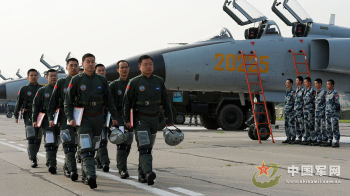 我軍赴俄參演戰機首訓 飛行員頭盔涂豹頭圖案