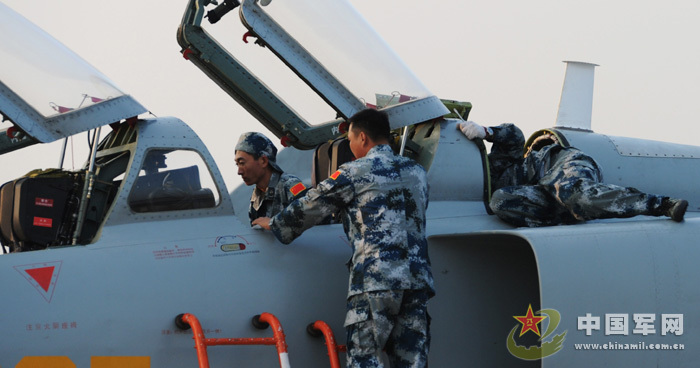 我軍赴俄參演戰(zhàn)機(jī)首訓(xùn) 飛行員頭盔涂豹頭圖案