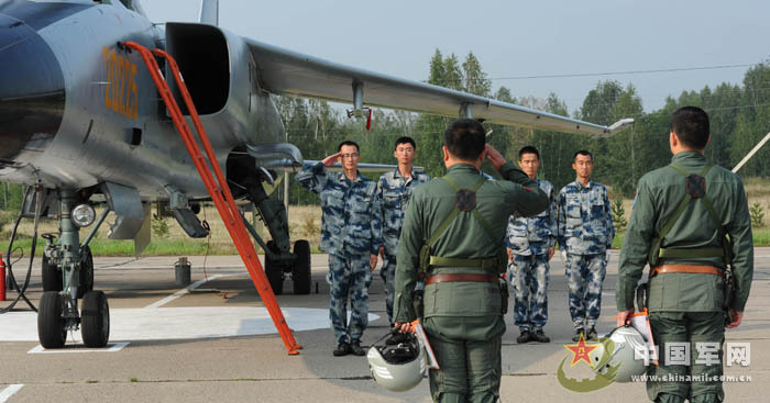 我軍赴俄參演戰(zhàn)機(jī)首訓(xùn) 飛行員頭盔涂豹頭圖案