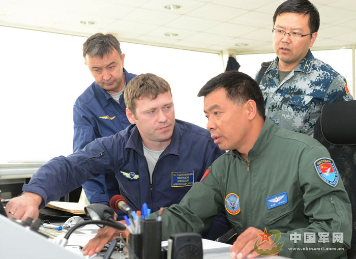 我軍赴俄參演戰機首訓 飛行員頭盔涂豹頭圖案