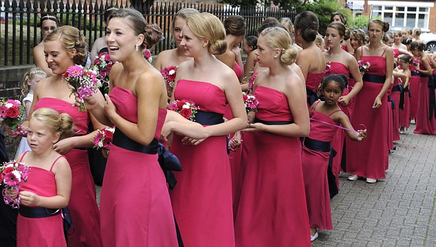 英女教師婚禮80位伴娘場面盛大(組圖)