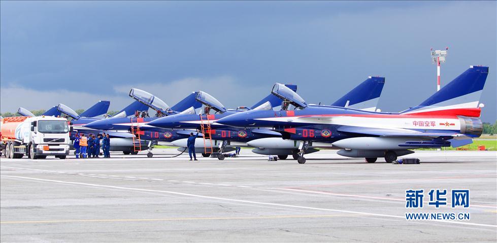 中國空軍7架殲－10表演機飛抵莫斯科(高清)