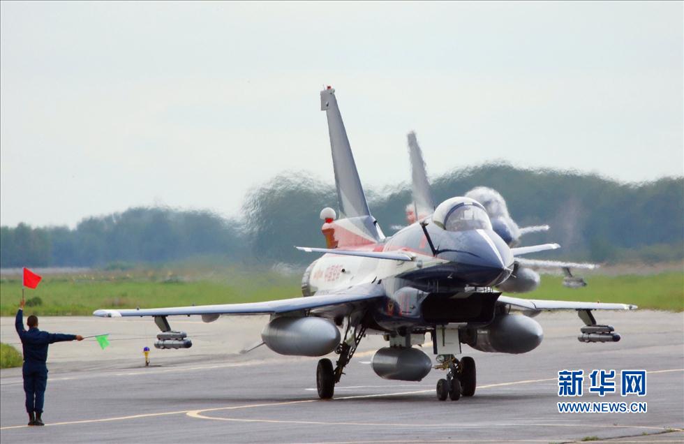 中國空軍7架殲－10表演機飛抵莫斯科(高清)