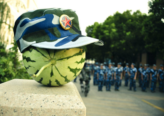 學(xué)生軍訓(xùn)西瓜君走紅網(wǎng)絡(luò) 賣萌搞笑惹人愛(組圖)