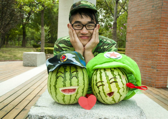 學(xué)生軍訓(xùn)西瓜君走紅網(wǎng)絡(luò) 賣萌搞笑惹人愛(組圖)