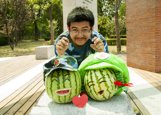 學(xué)生軍訓(xùn)西瓜君走紅網(wǎng)絡(luò) 賣萌搞笑惹人愛(組圖)