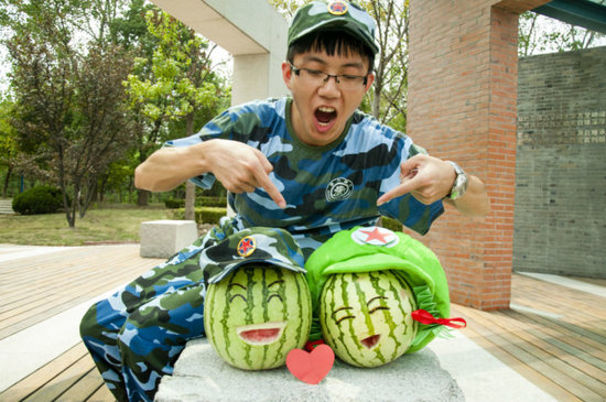 學生軍訓西瓜君走紅網絡 賣萌搞笑惹人愛(組圖)