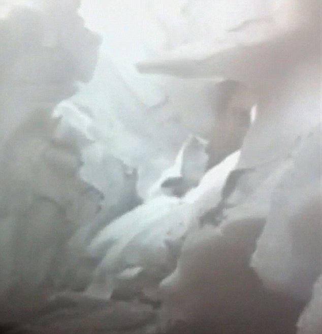 美登山客跌入12米冰窟艱難求生(組圖)