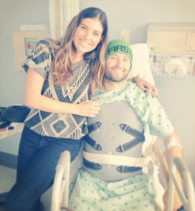 美登山客跌入12米冰窟艱難求生(組圖)