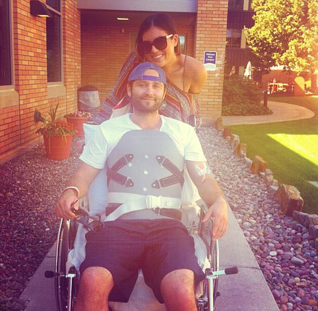 美登山客跌入12米冰窟艱難求生(組圖)