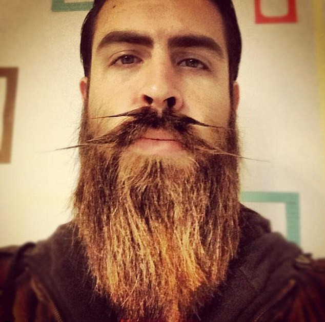 美男子打造創意胡須 奇特造型爆紅網絡(組圖)