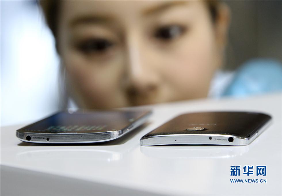 三星發(fā)布首款曲面智能手機(jī)Galaxy Round(高清)