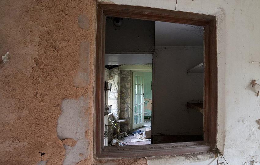 英媒曝光神秘被棄宅邸 存五輛古董車(chē)