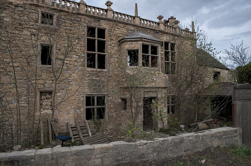 英媒曝光神秘被棄宅邸 存五輛古董車(chē)