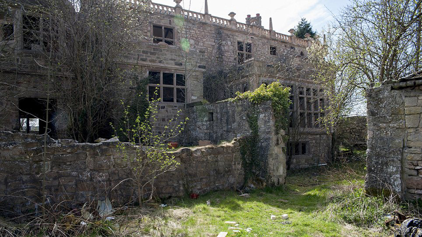 英媒曝光神秘被棄宅邸 存五輛古董車