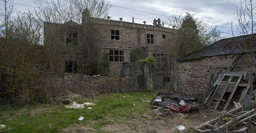 英媒曝光神秘被棄宅邸 存五輛古董車