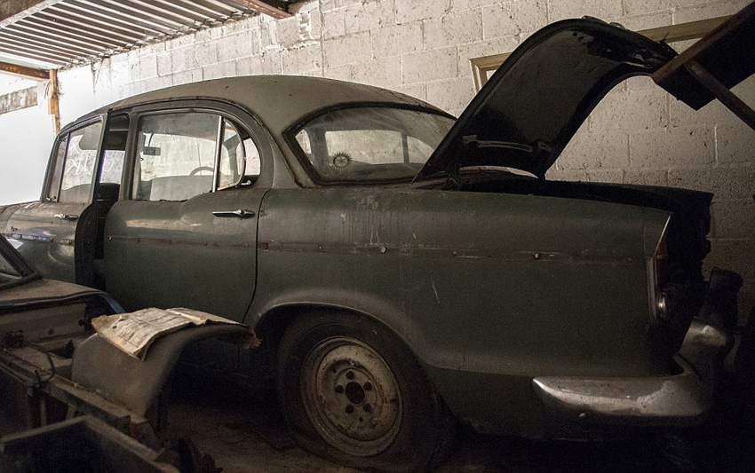 英媒曝光神秘被棄宅邸 存五輛古董車