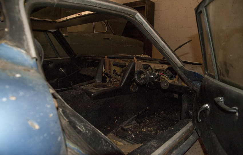 英媒曝光神秘被棄宅邸 存五輛古董車