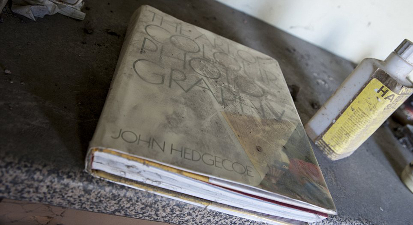 英媒曝光神秘被棄宅邸 存五輛古董車