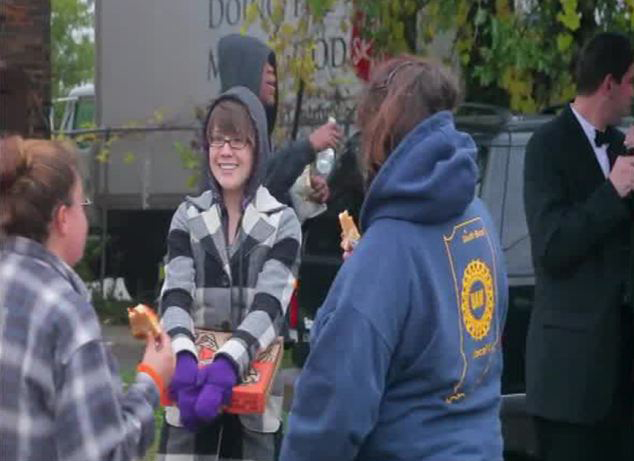 美男子扮乞丐街頭成功求婚走紅(組圖)