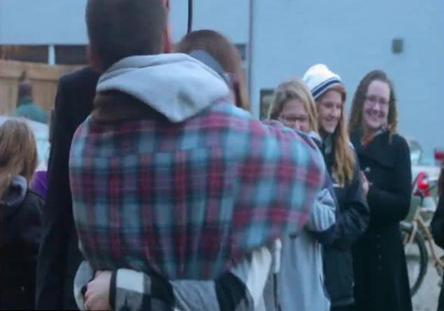 美男子扮乞丐街頭成功求婚走紅(組圖)