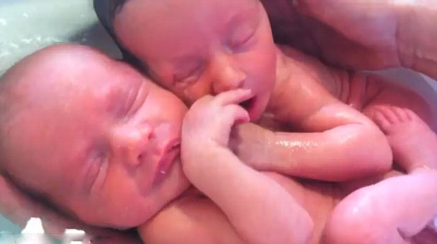 新生龍鳳胎水療睡著 緊抱對方畫面感動網友(組圖)