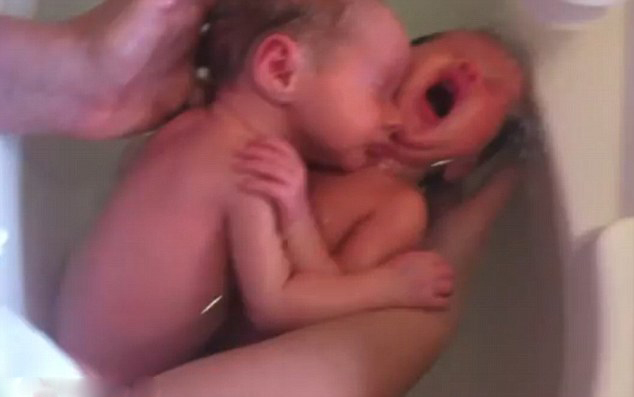 新生龍鳳胎水療睡著 緊抱對方畫面感動網友(組圖)