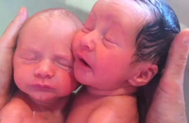 新生龍鳳胎水療睡著 緊抱對方畫面感動網友(組圖)