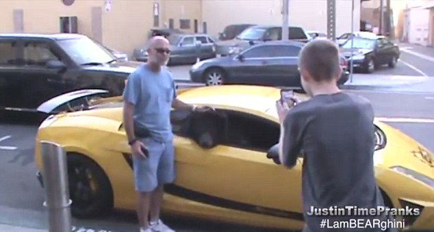 美棕熊跑車(chē)內(nèi)探出腦袋引交通堵塞(組圖)