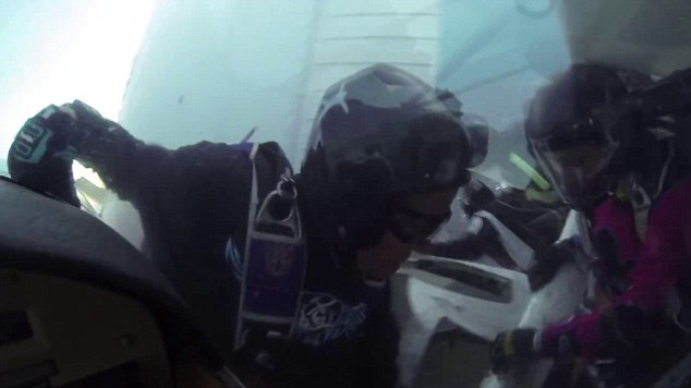 美兩飛機空中相撞 9人跳傘逃生