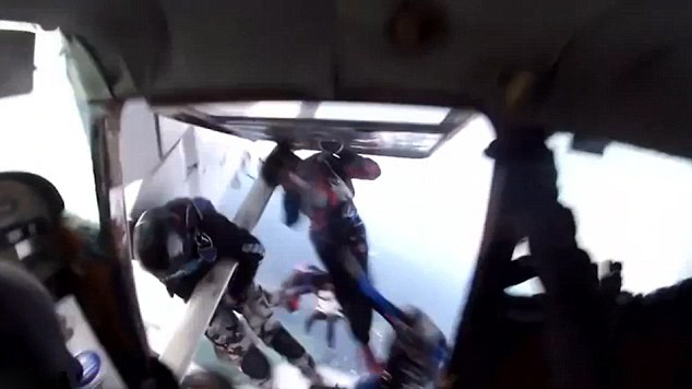 美兩飛機空中相撞 9人跳傘逃生