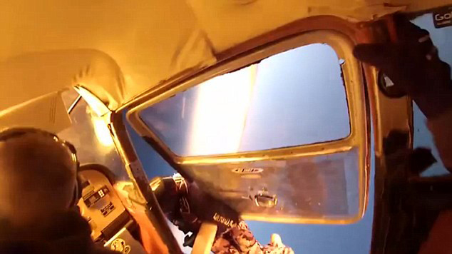 美兩飛機空中相撞 9人跳傘逃生