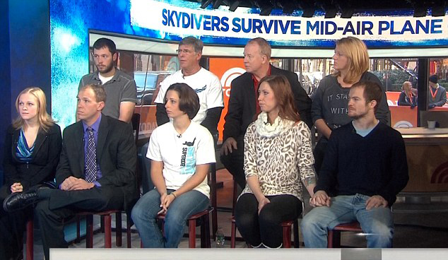 美兩飛機空中相撞 9人跳傘逃生