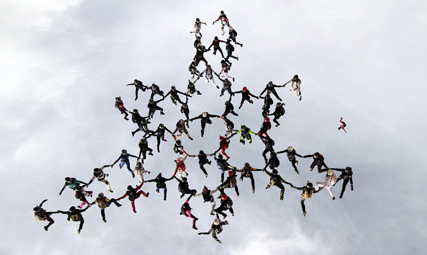 65名女子5000米高空垂直跳傘創(chuàng)紀(jì)錄