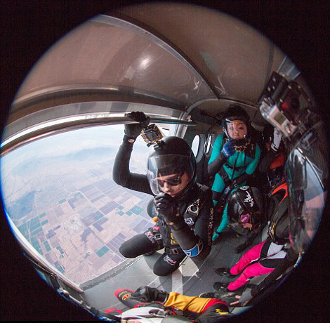 65名女子5000米高空垂直跳傘創紀錄