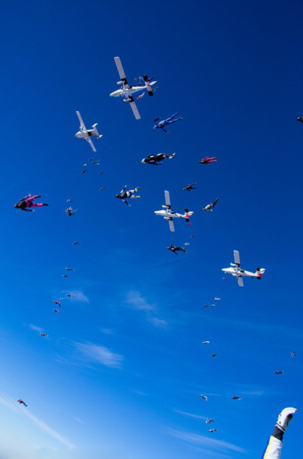 65名女子5000米高空垂直跳傘創紀錄