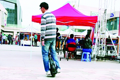 技術宅男做出“筋斗云”獨輪車 時速可達20公里