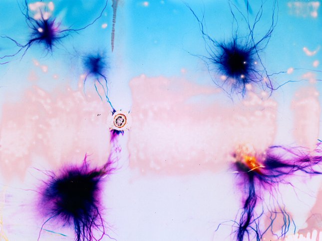 沒被高壓電劈過的膠片不是好畫布