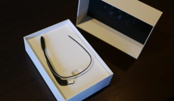 谷歌眼鏡開箱視頻曝光：5種顏色還附送遮陽鏡