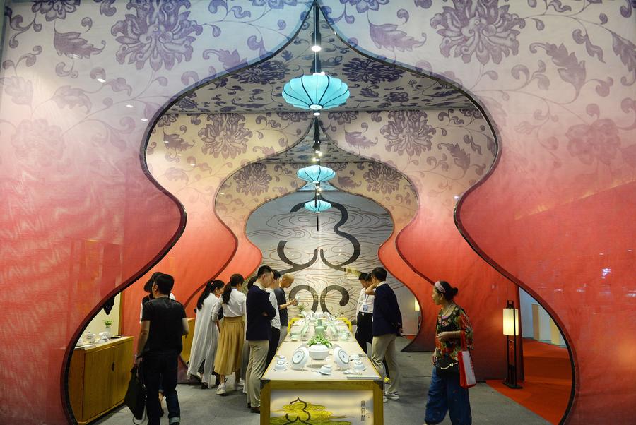 Visitors view ceramic craftworks in China Jingdezhen Int'l Ceramic Fair