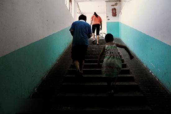 慘！北漂族地下室生活