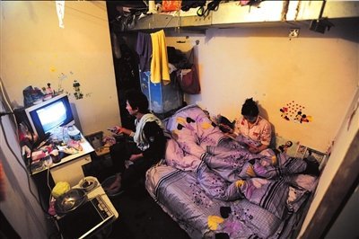 慘!北漂族地下室生活