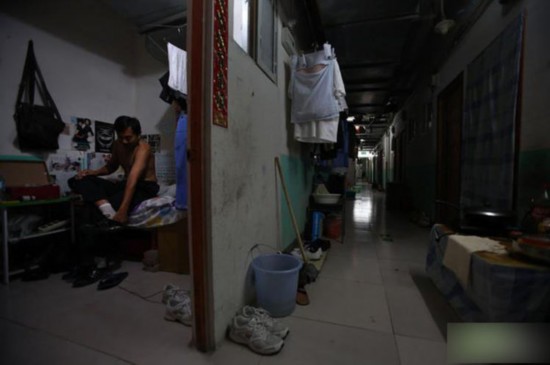 慘!北漂族地下室生活