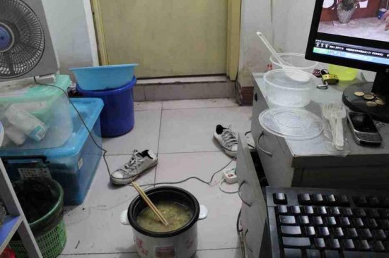 慘!北漂族地下室生活