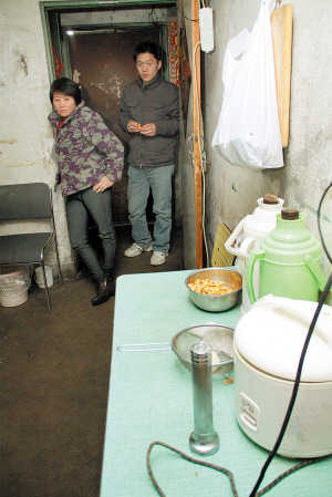 慘!北漂族地下室生活