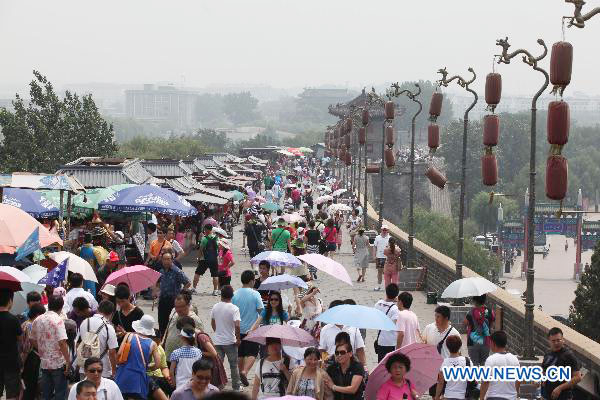 People swarm to beach to spend hot summer