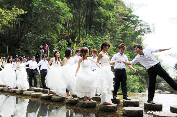Shooting special wedding photos at tourist site